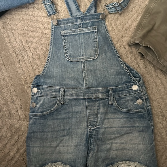 SO (Kohl’s) Denim Overall Shorts Size 14 crocheted material/frayed hem - Picture 5 of 6
